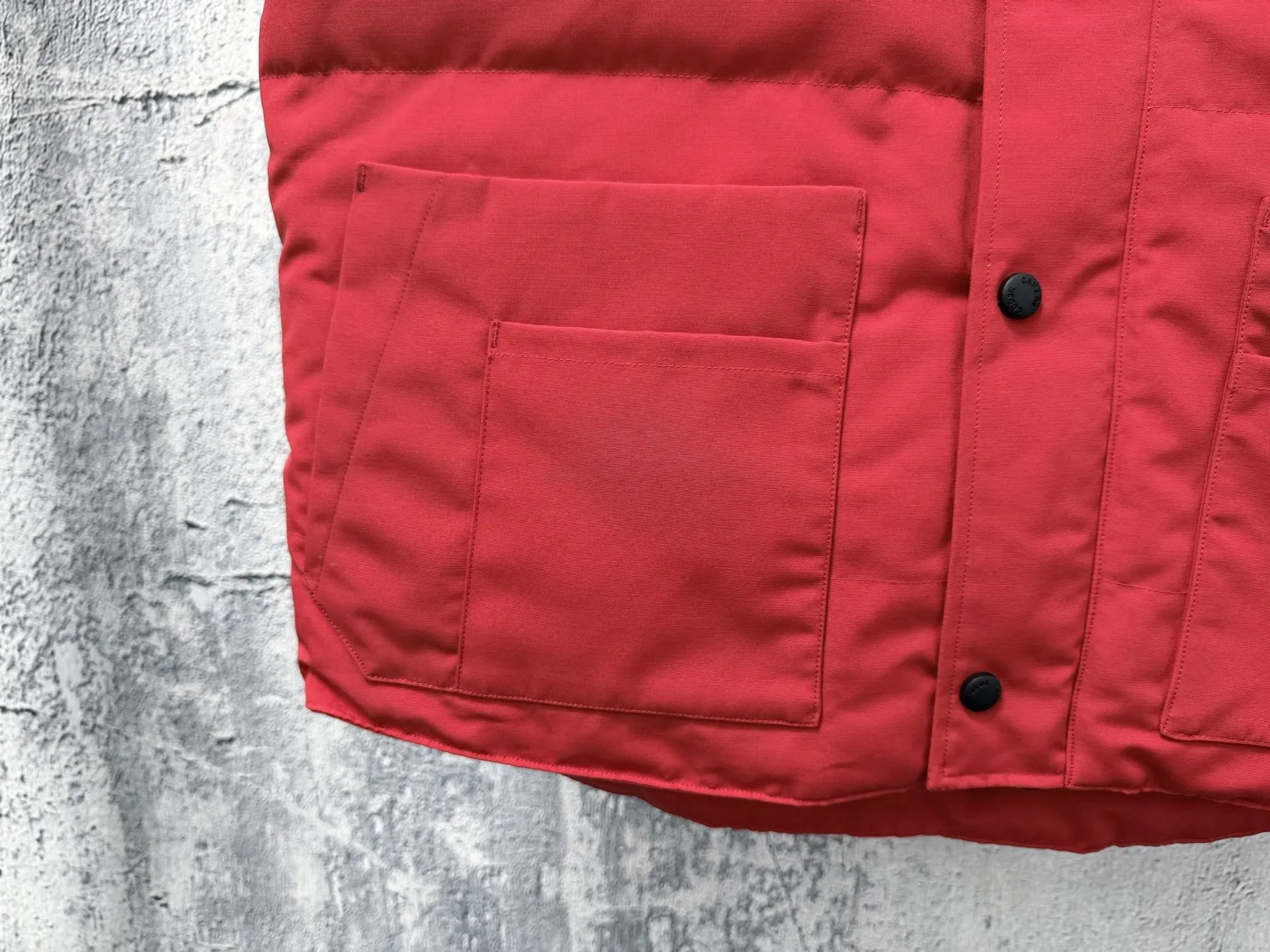 【Canada Goose】Canada Goose #Freestyle Crew 4154M Men’s and Women’s Vest Down# ➖ Imported Behringer embroidery machine and customized 10,000-needle embroidery logo! ➖ Imported 21-count polyester-cotton blended original fabric, using Feather-Light 10D waterproof coating fabric, made of 84.5% polyester fiber and 15.5% cotton, 100% the best feel in the entire network! ➖ The official website of Authentic synchronizes the national standard 80 white duck down, and will never mislead by false claims such as 90 down or goose down! ➖ 100% nylon nylon lining with double double-layer sealing design to prevent velvet from running away. Top-grade polar fleece is used in the collar and pockets to keep warm and comfortable! ➖ Yoshida YKK provides original custom-made electroplated sliders. YKK two-way lockable zippers are tight and smooth and will not peel off paint! ➖ 3M composite original Velcro is durable, and all accessories and hardware are disassembled and customized! ⛔No slander, no exaggeration, no need for too much copywriting, because it is focused, it is professional! SIZE: XS S M L XL XXL